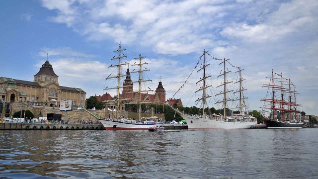 Tłumy zwiedzających przechodzą po pokładach żaglowców cumujących w Szczecinie. Największą atrakcją finału Baltic Tall Ships Regatta 2015 jest rosyjski żaglowiec Siedow.