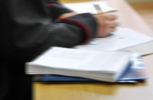 12 lat pozbawienia wolności grozi nauczycielowi z Płociczna w powiecie wałeckim. 50-latek usłyszał zarzut molestowania nieletniej. Przyznał się do winy.