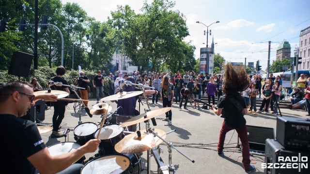Death metal zabrzmiał na ulicach Szczecina. W piątek po południu w dwóch miejscach jednocześnie - na Bramie Portowej i deptaku Bogusława - koncerty dały dwa rumuńskie zespoły.