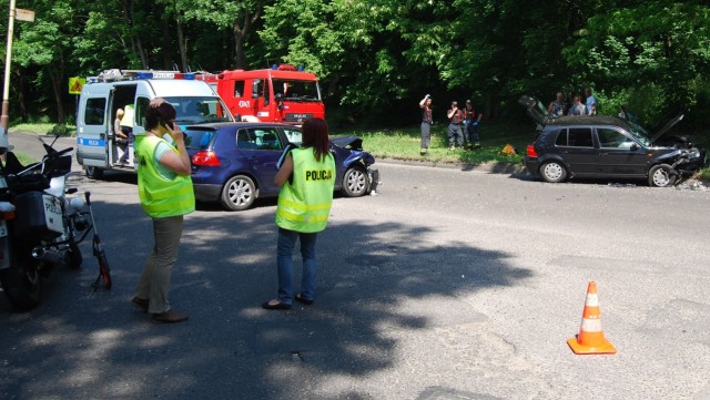 Dwa auta zderzyły się w Godkowie na drodze nr 31, między Chojną a Mieszkowicami. Do stłuczki doszło w sobotę przed godz. 14.