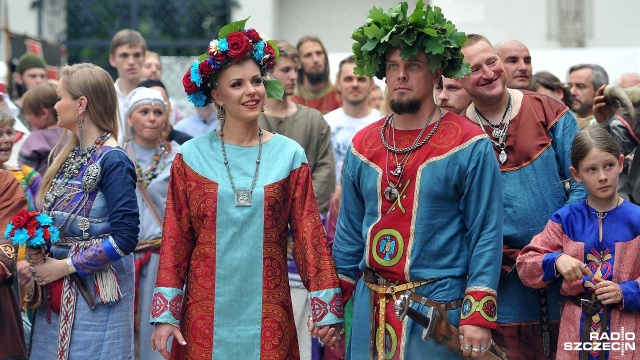 Swadźba, czyli słowiański ślub, odbyła się w sobotę w Szczecinie. Założyciel i wojewoda Drużyny Grodu Trzygłowa Igor Górewicz poślubił swoją wybrankę Katarzynę.