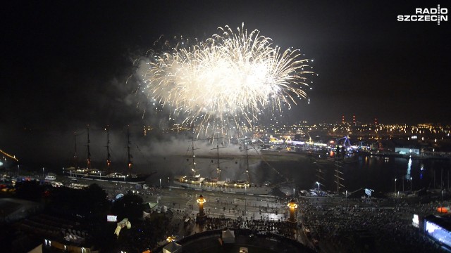 Pokaz fajerwerków zakończył drugi dzień finału Baltic Tall Ships Regatta w Szczecinie. Obejrzało go tysiące widzów zgromadzonych w sobotni wieczór na Wałach Chrobrego.