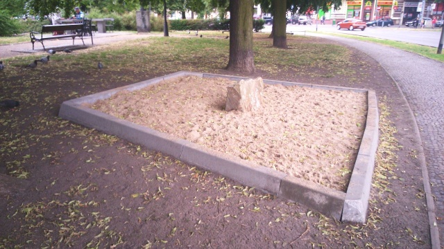 Puste toalety dla psów w Szczecinie. Zakład Usług Komunalnych wyznaczył miejsca dla czworonogów na placu Grunwaldzkim. Inicjatywa miała pomóc w utrzymaniu porządku w mieście. Miała, bo psy omijają toalety szerokim łukiem.