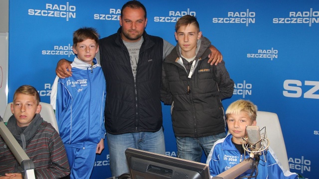 Reprezentacja domów dziecka ze Szczecina zdobyła puchary w piłce nożnej na trawie i piłce halowej.