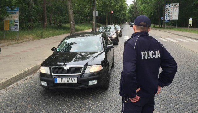 Zamaskowany sprawca sterroryzował kasjerki Banku Spółdzielczego przy ulicy Chrobrego w Świnoujściu, ukradł około 10 tysięcy złotych i uciekł.