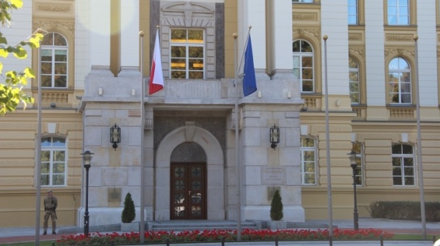 Ponad setkę aut zamierza kupić w najbliższych miesiącach rząd. Na stronach Centrum Usług Wspólnych, które obsługuje kancelarię premiera, pojawiło się ogłoszenie o przetargu - podają ogólnopolskie media.