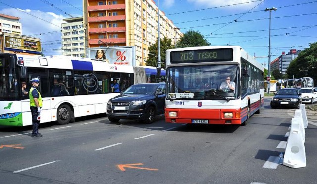 Zmiany organizacji ruchu przy placu Rodła w Szczecinie. W czwartek Szczecińska Energetyka Cieplna rozpoczyna prace związane z remontem sieci przy budynku Pazimu.