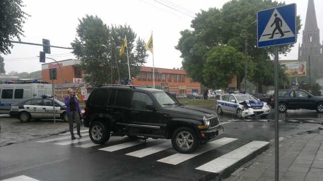 Kolizja radiowozu z jeepem w szczecińskim Dąbiu. Do kraksy doszło w czwartek rano na skrzyżowaniu ul. Emilii Gierczak i Anieli Krzywoń.