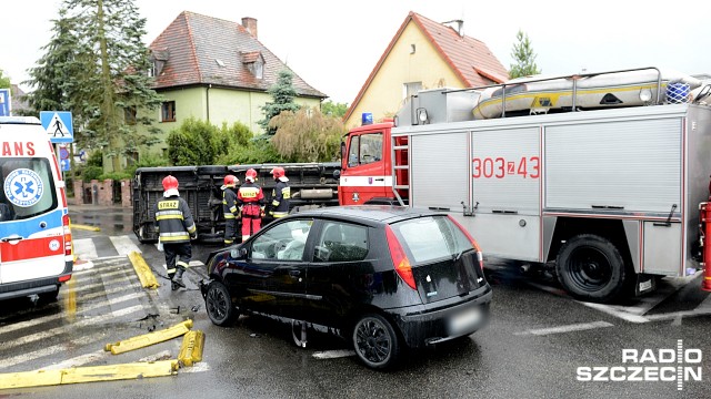 Bus i samochód osobowy zderzyły się na ulicy Żołnierskiej przy skrzyżowaniu z Reduty Ordona w Szczecinie. Półciężarówka wywróciła się na bok. Do zdarzenia doszło w czwartek przed godz. 10.