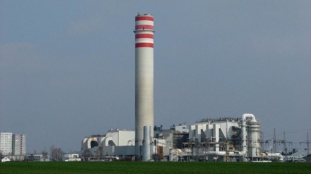 Przetargi na inwestycje w szczecińskiej Elektrociepłowni Pomorzany ogłosiła Polska Grupa Energetyczna. Chodzi m.in. o budowę instalacji odsiarczania i odazotowania spalin. Dzięki nim produkcja ciepła spełni unijne normy ekologiczne, a elektrociepłownia będzie mogła pracować kolejne 20 lat.