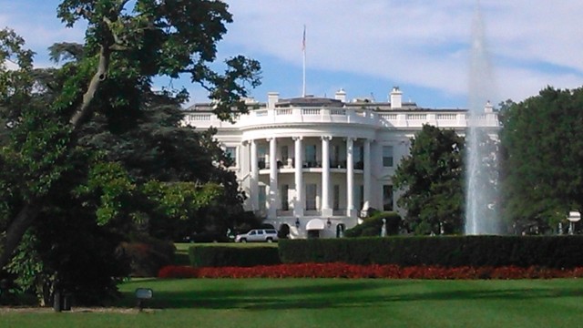 Zbyt łatwy dostęp do broni jest przyczyną takich przestępstw - mówi Barack Obama. Prezydent USA wygłosił oświadczenie po masakrze, do jakiej doszło w Afrykańskim Kościele Metodystycznym.