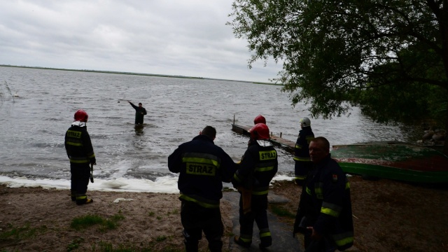 Służby szukają mężczyzny, który wypadł za burtę jachtu. Do zdarzenia doszło w nocy z czwartku na piątek na wysokości miejscowości Lubin. Na Zalewie Szczecińskim trwa akcja ratunkowa.