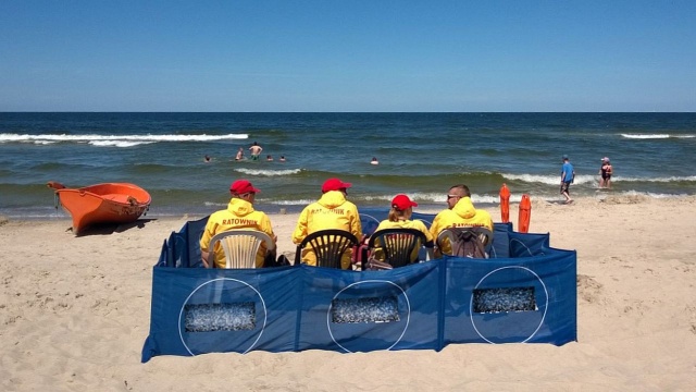 Sobota to pierwszy dzień pracy ratowników na międzyzdrojskiej plaży. Będzie bezpiecznie, ratownicy są przeszkoleni i mają do dyspozycji nowoczesny sprzęt - motorówki, skutery wodne i quady.