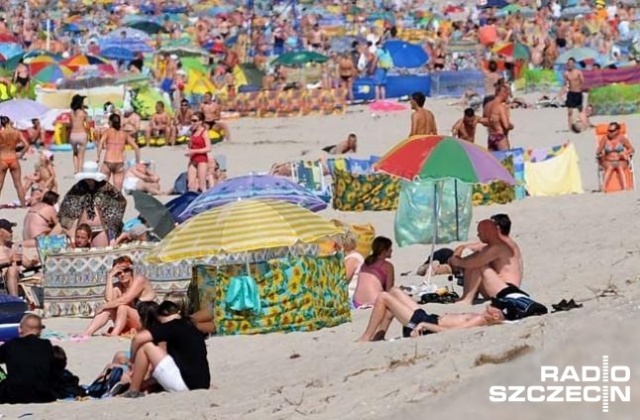 Jest szansa na wakacyjne podreperowanie budżetu. Ofert pracy sezonowej na lato nie brakuje.