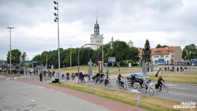 Peleton około dwóch tysięcy rowerzystów wyruszył w południe ze szczecińskiego pl. Adama Mickiewicza. To uczestnicy Wielkiego Przejazdu Rowerowego.