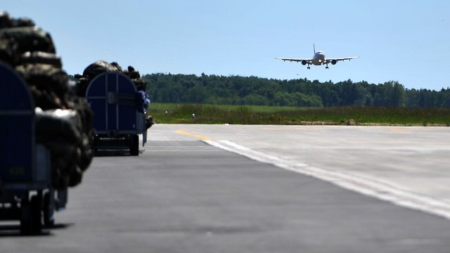 Hakerzy zaatakowali systemy informatyczne Polskich Linii Lotniczych. Z tego powodu przewoźnik odwołał na razie kilkanaście rejsów - informuje TVN24. Z opóźnieniem przyleciała także maszyna, która miała wylądować w niedzielę o 20.35 w Goleniowie.