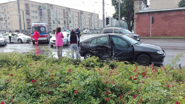 Jedna osoba trafiła do szpitala po wypadku przy Bramie Portowej w Szczecinie. W poniedziałek rano zderzyły się tam cztery samochody.
