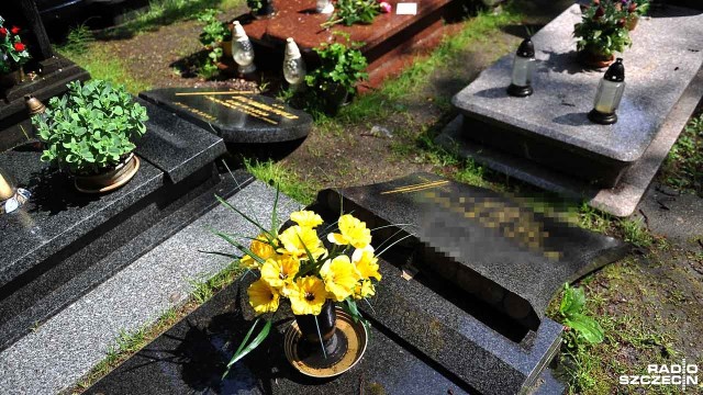 Groby na Cmentarzu Centralnym w Szczecinie zdewastowane. Wandale zniszczyli 42 pomniki. Policja szuka sprawców.