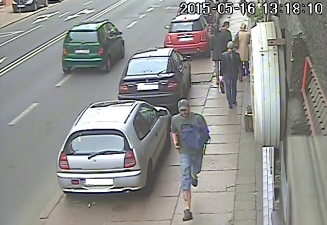12 lat pozbawienia wolności grozi mężczyźnie, który napadł na ekspedientkę i okradł sklep w centrum Szczecina. Policjanci proszą o pomoc w ujęciu sprawcy.