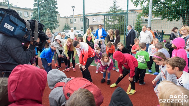 Ćwiczenia ze sportowcami, spotkania z dietetykiem i warsztaty plastyczne - tak wyglądał dzień w Szkole Podstawowej numer 59 w Szczecinie. Akcję zorganizowano po to by zachęcić uczniów do dbania o swoje zdrowie.
