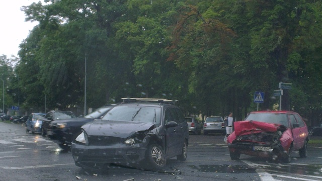 Na wysokości jednostki wojskowej przy ulicy Wojska Polskiego w Szczecinie zderzyły się trzy auta. W wypadku ucierpiała jedna osoba, która została przetransportowana do szpitala.