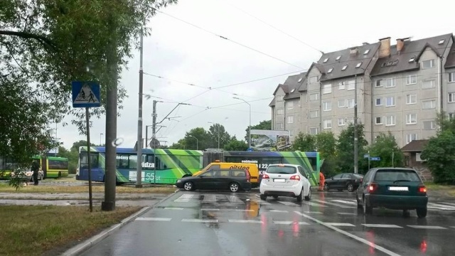 Autobus linii 108 zepsuł się na torowisku przy ulicy Kwiatowej w Szczecinie. Z tego powodu są utrudnienia w kursowaniu tramwajów linii 8 i 10.