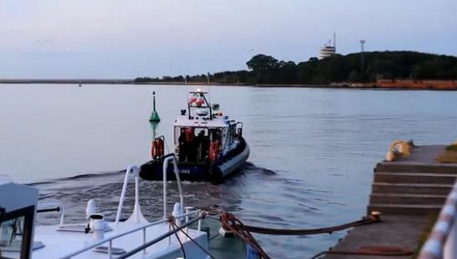 Pracownik zewnętrznej firmy ochroniarskiej wpadł do kanału portowego. Potrzebował ratunku, dlatego wystrzelił z broni palnej w świnoujskim porcie wojennym.