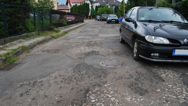 Dziurawa i z połamanymi płytami chodnikowymi, jedna z najgorzej wyglądających ulic w Goleniowie przejedzie remont. Chodzi o ulicę Sienkiewicza, niedaleko Gimnazjum nr 2.