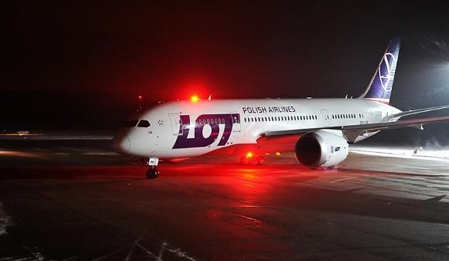 To nie atak hakerów, a błędy popełnione przez pracowników zewnętrznej firmy obsługującej systemy informatyczne narodowego przewoźnika mogły spowodować paraliż LOT-u - taką hipotezę stawiają specjaliści Agencji Bezpieczeństwa Wewnętrznego, a informuje o tym portal TVN24.