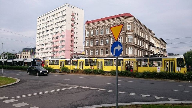 Tramwaje wróciły już na swoje normalne trasy. Po godzinie siódmej przejeżdżający skład uszkodził sieć na placu Rodła. Żeby ją naprawić, trzeba było wyłączyć zasilanie w centrum. Stały 1, 3, 5, 7, 8, 10, 11 i 12.