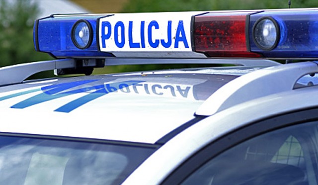 Przed godziną 16 na drodze nr 6 koło miejscowości Żabowo, między Nowogardem a Płotami, osobowa Toyota zderzyła się z ciężarówką. Nie żyje 64-letnia pasażerka osobówki.