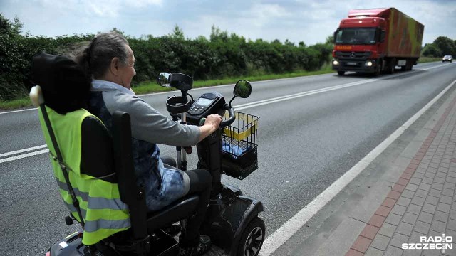 Elektrycznym wózkiem inwalidzkim drogą ekspresową. W ten sposób emerytka z Żabowa dojeżdża do Nowogardu. Pani Mieczysława podróżuje tak już od siedmiu lat.