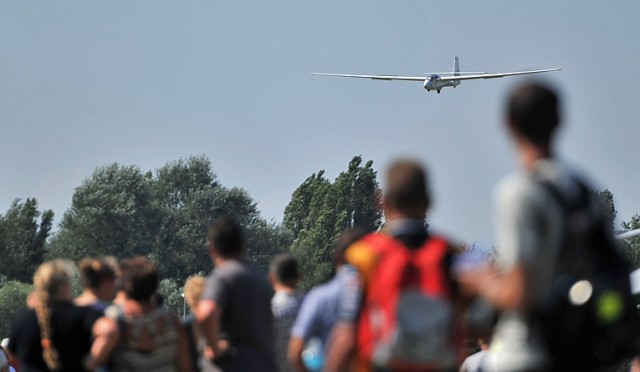 Samolotowe akrobacje, zawody spadochronowe oraz pokazy sprzętu lotniczego - to tylko część atrakcji, jakie czekają na mieszkańców podczas Pikniku Lotniczego w Szczecinie-Dąbiu.