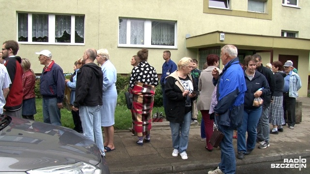 Wybuch gazu na osiedlu Reda w Szczecinie. Sześć osób, w tym dwoje dzieci, trafiło do szpitali. Zgłoszenie strażacy przyjęli w sobotę ok. godz. 5 rano.