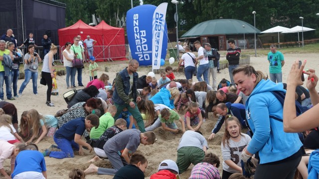 Ponad sto osób szukało pieniędzy zakopanych na plaży w Trzebieży. W sobotę wystartowała tam coroczna, wakacyjna akcja Radia Szczecin - Złote Piaski.