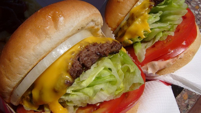 Alarm w restauracjach McDonalds w całej Polsce. Nieznana osoba poinformowała, że w dwóch lokalach w Polsce jest bomba - podaje portal Gazeta.pl.