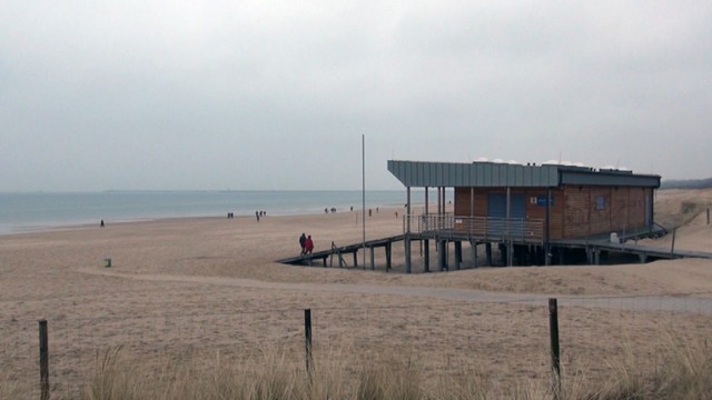 Raz słońce, raz chmury, czyli pogoda w kratkę na początek wakacyjnego sezonu nad Bałtykiem. Turyści zamiast opalać się na plaży, szukają pamiątek i zwiedzają nadmorskie miejscowości.