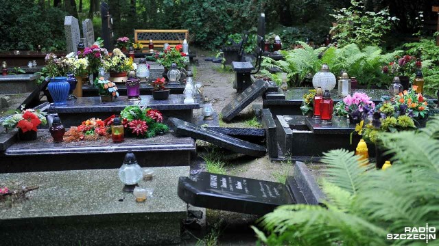 Mężczyzna sam zgłosił się na policję. Ma postawione ponad 80 zarzutów i siedzi w areszcie za zbezczeszczenie nagrobków na szczecińskim Cmentarzu Centralnym.