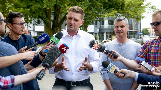 Biało-Czerwoni to nowa partia Grzegorza Napieralskiego, który dwa dni temu opuścił Sojusz Lewicy Demokratycznej i Andrzeja Rozenka, który opuścił Twój Ruch.