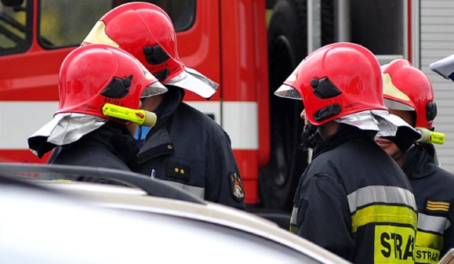 Do Bornego Sulinowa dojechali strażacy z Wielkopolski. Specjalny zespół chemiczny ma ustalić, jaka substancja znajduje się w odnalezionych w lesie zbiornikach. Prawdopodobnie ekipa będzie pracować również nocą.