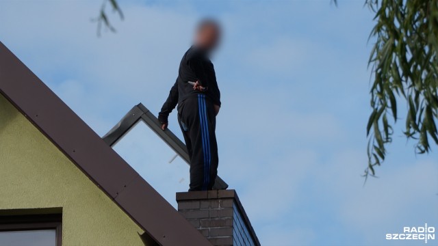 Od godziny 18 w poniedziałek nie chce zejść z dachu - młody mężczyzna wciąż siedzi na dachu domu jednorodzinnym przy ulicy Lubelskiej w Szczecinie.