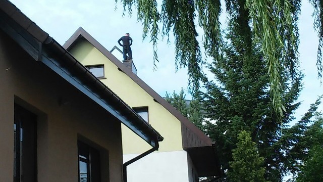 Mężczyzna, który od poniedziałku siedział na dachu domku jednorodzinnego na szczecińskich Gumieńcach, został schwytany przez policję.