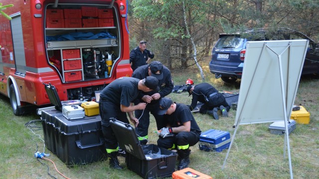 Beczki znalezione w lesie w okolicy Bornego Sulinowa zawierają chemikalia szkodliwe dla człowieka - to pierwsze wnioski po pobraniu próbek. Sprawą zajmuje się Wojewódzki Inspektorat Ochrony Środowiska.