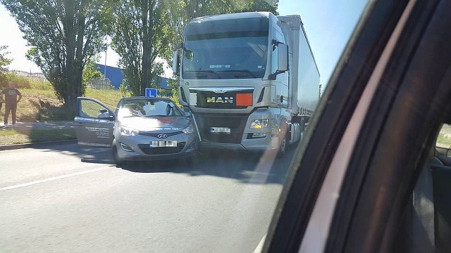 Na Struga przed wiaduktem ciężarówka najechała na auto nauki jazdy.
