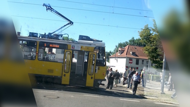 Kolizja tramwaju z samochodem osobowym na szczecińskim Pogodnie. Do kraksy doszło na skrzyżowaniu ulic Mickiewicza i Brzozowskiego.