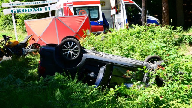 Auto osobowe zderzyło się z motorem na drodze wojewódzkiej nr 102. Jedna osoba nie żyje, jedna jest ranna.