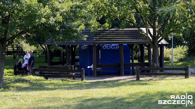 Ciało człowieka częściowo leżące w ognisku znaleźli na szczecińskim Pogodnie policjanci. Ofiara to około 40-50 letni mężczyzna, funkcjonariusze nie znają jeszcze jego tożsamości.