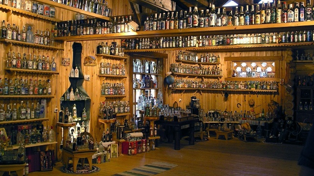 W tym roku mniej pieniędzy trafi też do budżetu Polski. To dlatego, że spada sprzedaż wódki.