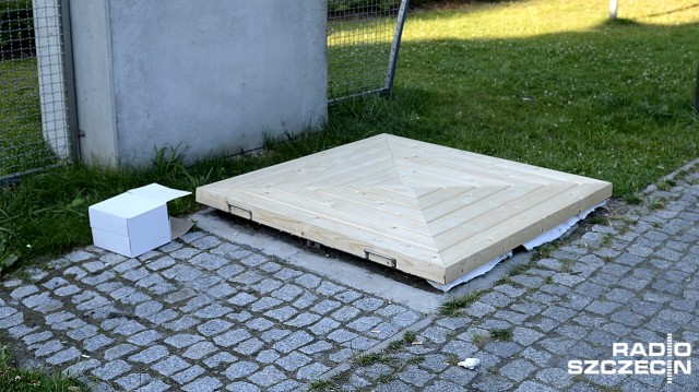Metalowa pokrywa, o którą poparzyła się półtoraroczna dziewczynka ze Szczecina, została zasłonięta. Służby miejskie przykryły blachę drewnianą osłoną. Urząd miasta zareagował po informacji mediów.