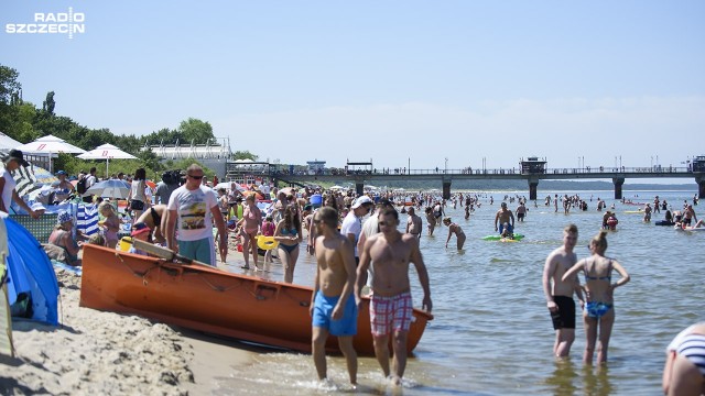 W nadmorskich kurortach i na kąpieliskach wypoczywają tłumy. To pierwszy tak ciepły weekend wakacji.